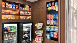 Une petite épicerie de quartier où les étagères sont remplies d’en-cas, de boissons et de produits emballés.