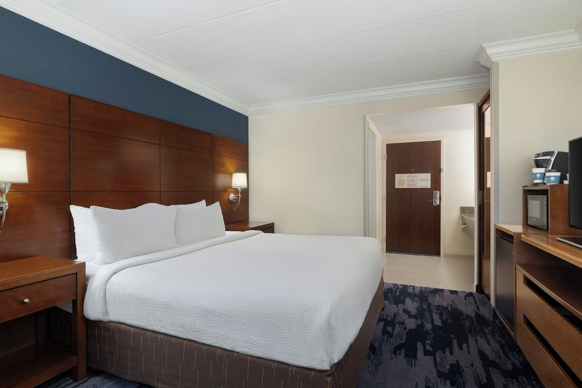 Room, 1 King Bed | Premium bedding, in-room safe, desk, iron/ironing board