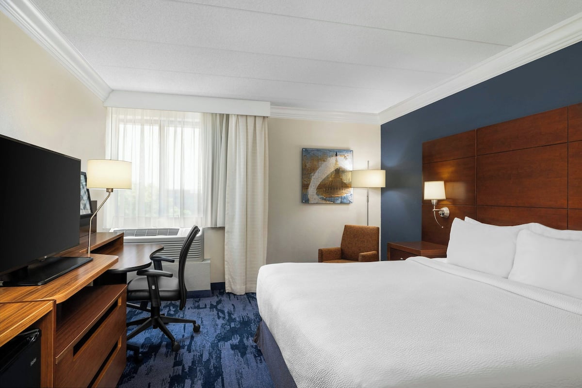 Premium bedding, in-room safe, desk, iron/ironing board