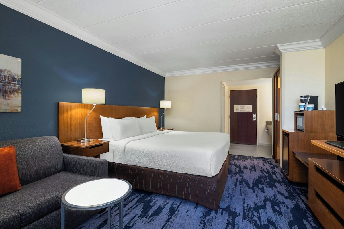 Premium bedding, in-room safe, desk, iron/ironing board