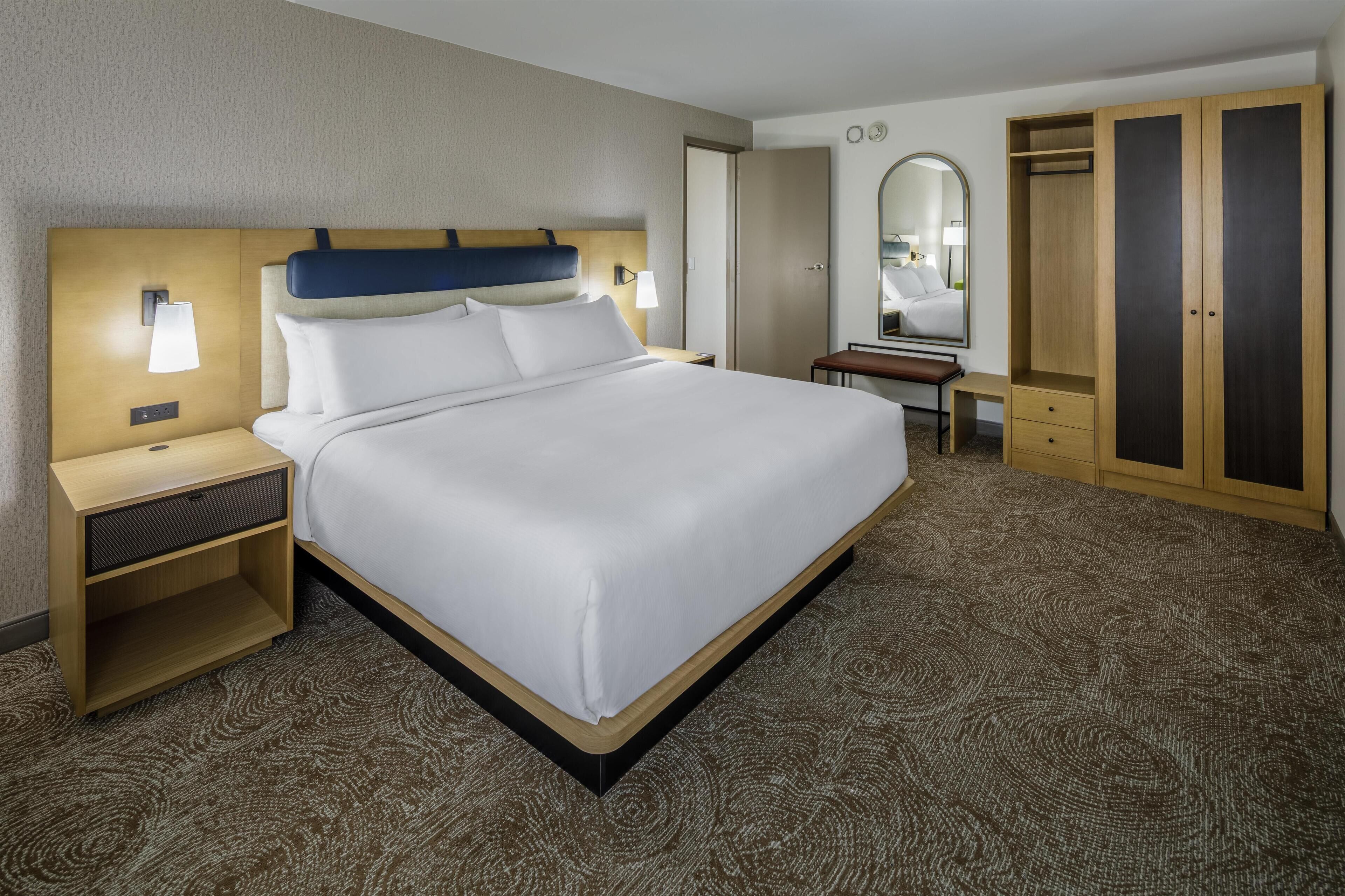 Premium-sengetøj, senge med topmadrasser, skrivebord