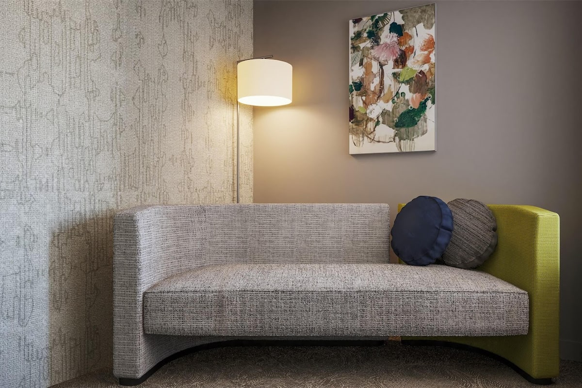 Room, 1 King Bed | Living area