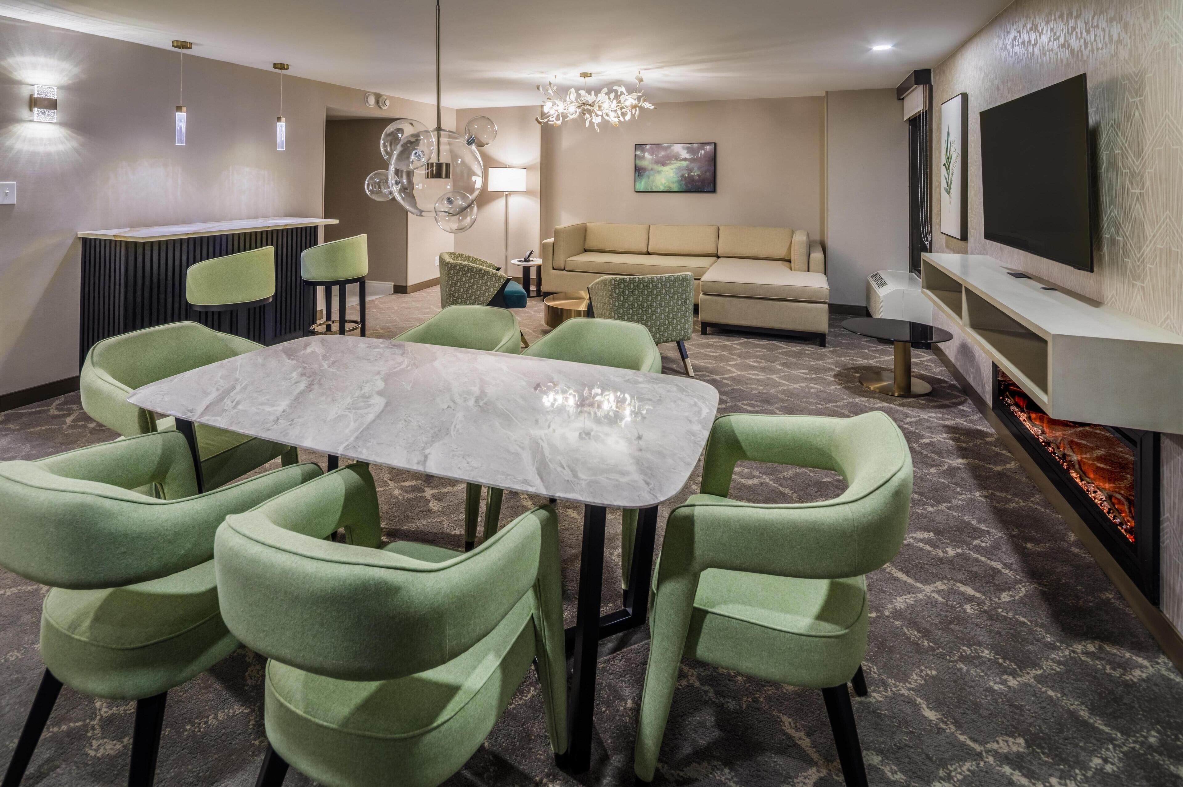 Suite - 1 soveværelse | Opholdsområde | Tv