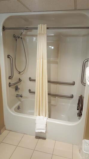 Standard Room, 1 Queen Bed, Accessible, Refrigerator & Microwave | Bathroom