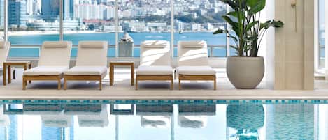 Piscine couverte, accès possible de 06 h 00 à 22 h 00, chaises longues