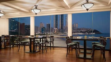 4 restaurants, serveren ontbijt