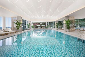 Piscine couverte, accÚs possible de 06 h 00 à 22 h 00, chaises longues