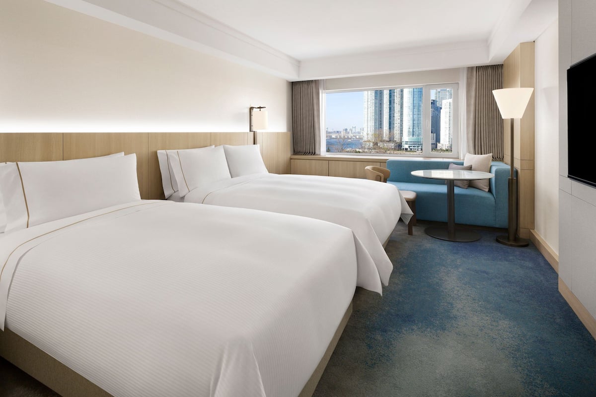 1 bedroom, premium bedding, down comforters, pillowtop beds