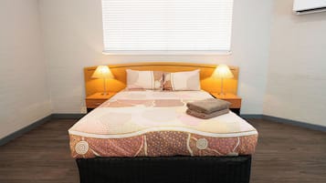 Habitación doble Premium, 1 habitación, baño privado, planta baja | Escritorio, tabla de planchar con plancha, wifi gratis y ropa de cama