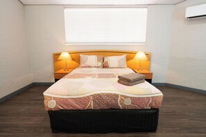 Habitación Premium doble, 1 habitación, baño privado, planta baja | 1 dormitorio, escritorio, tabla de planchar con plancha y wifi gratis