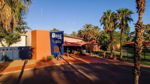 A motel with a prominent sign advertising steakhouse services.