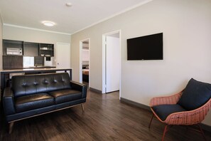Suite estándar, 2 habitaciones, no fumadores, cocina básica | Zona de estar | Una televisión
