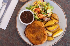 Se sirven desayunos y cenas (con vistas a la piscina) 