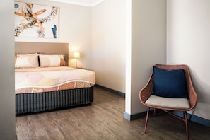 Standardzimmer | Schreibtisch, Bügeleisen/Bügelbrett, kostenloses WLAN, Bettwäsche