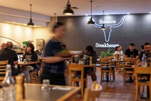 Se sirven desayunos y cenas, con vista a la piscina