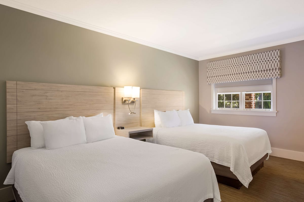 Chambre Standard, 2 grands lits, non-fumeur, réfrigérateur et four à micro-ondes
