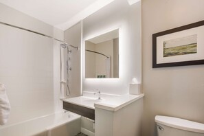 Combined shower/bathtub, hydromassage showerhead, designer toiletries - Best Western Sea Island Inn (Beaufort)