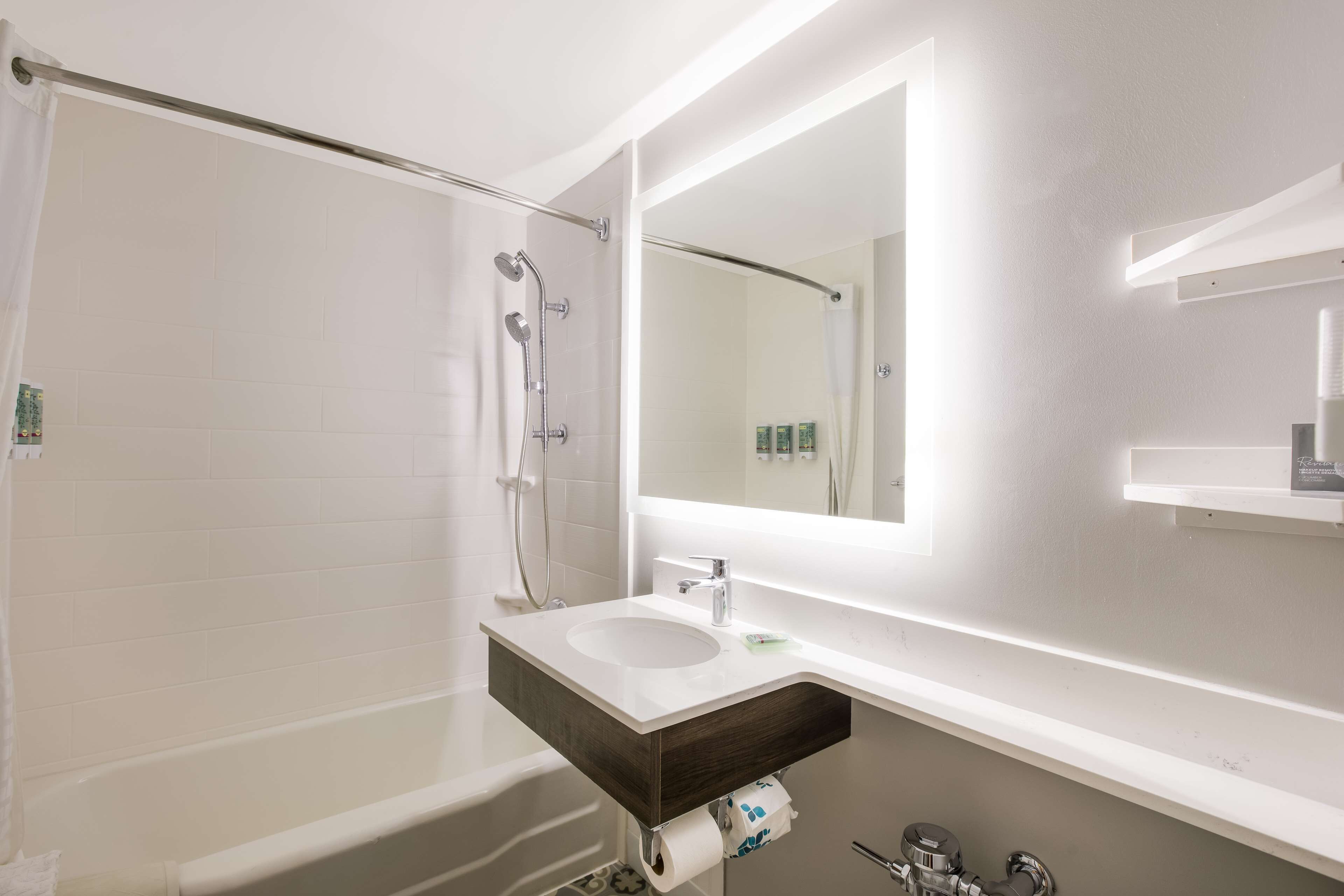 combined shower/bathtub, hydromassage showerhead, designer toiletries