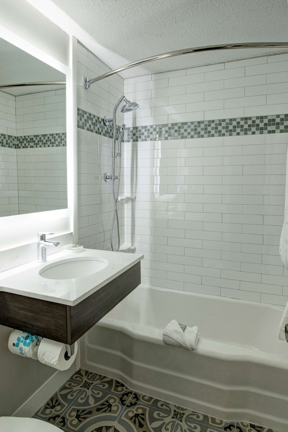 Baño | Tina con regadera y regadera con hidromasaje 