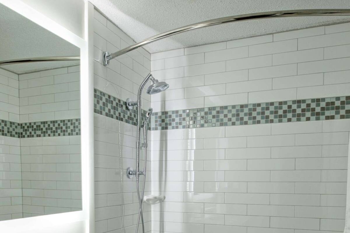 Baño | Tina con regadera y regadera con hidromasaje