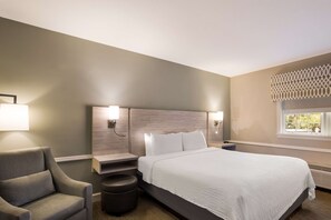 Standard Room, 1 King Bed, Non Smoking, Refrigerator & Microwave | Premium bedding, desk, laptop workspace, blackout drapes