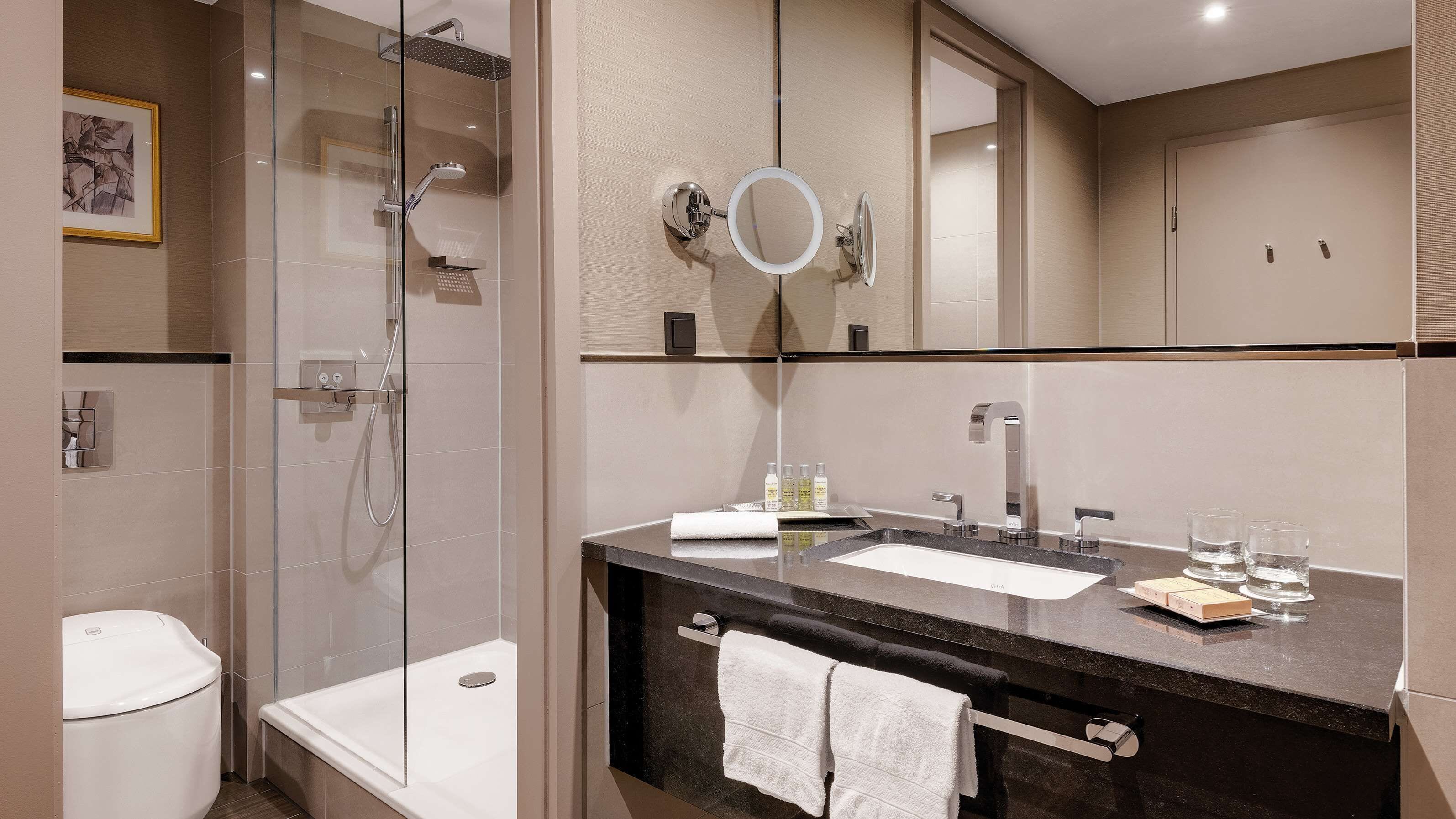 executive suite, 1 king bed, non smoking | 1 bedroom, hypo-allergenic bedding, in-room safe, laptop workspace