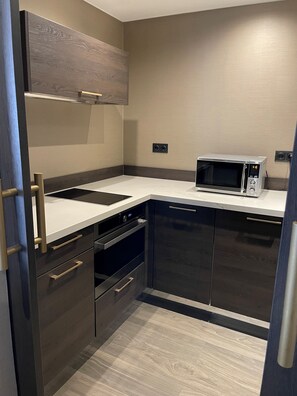 Suite ejecutiva, 1 cama de matrimonio grande, no fumadores | Cocina básica privada | Frigorífico pequeño, cafetera o tetera y hervidor eléctrico