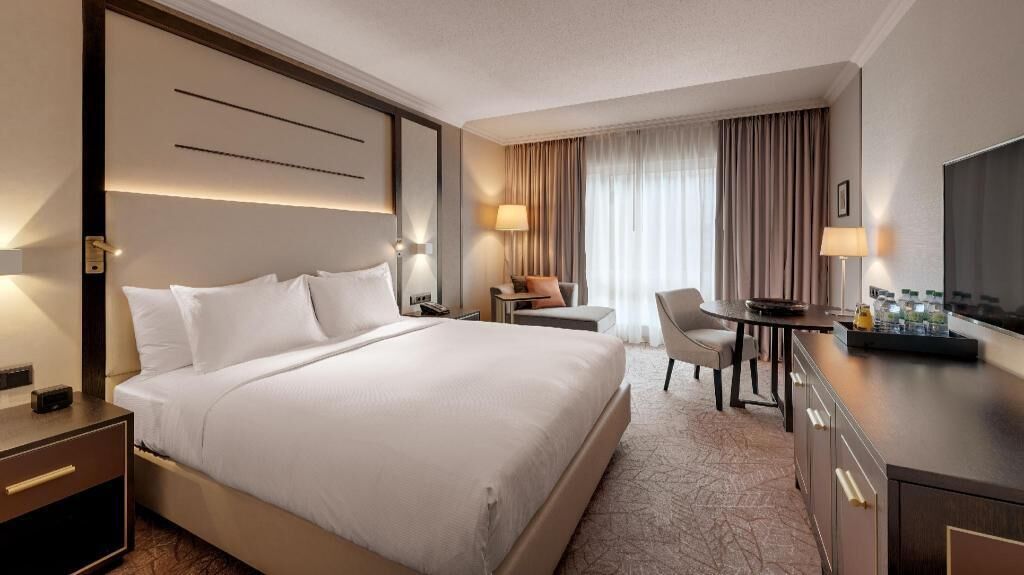 Hypo-allergenic bedding, in-room safe, laptop workspace