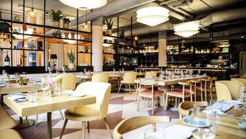 Petit déjeuner buffet (36.90 EUR par personne)