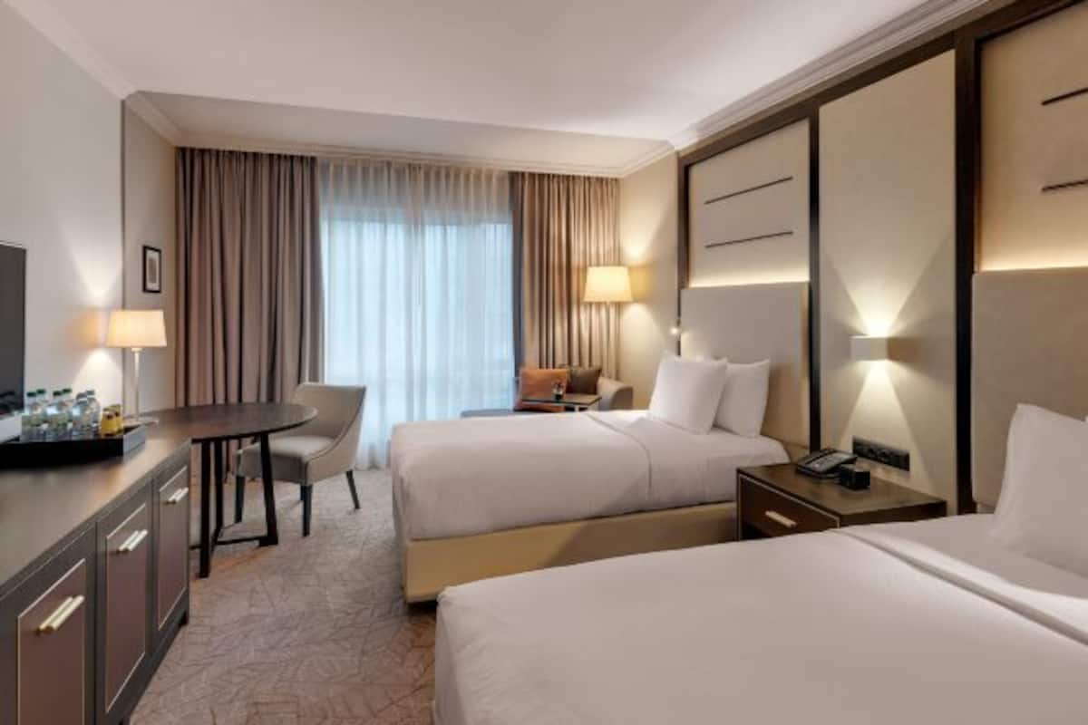 Hypo-allergenic bedding, in-room safe, laptop workspace, blackout drapes