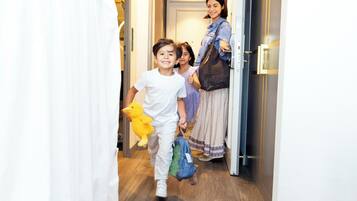 Ein Korridor mit einer Tür zu einem Zimmer.
