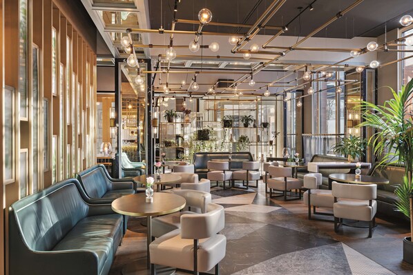 Sert le déjeuner et le dîner