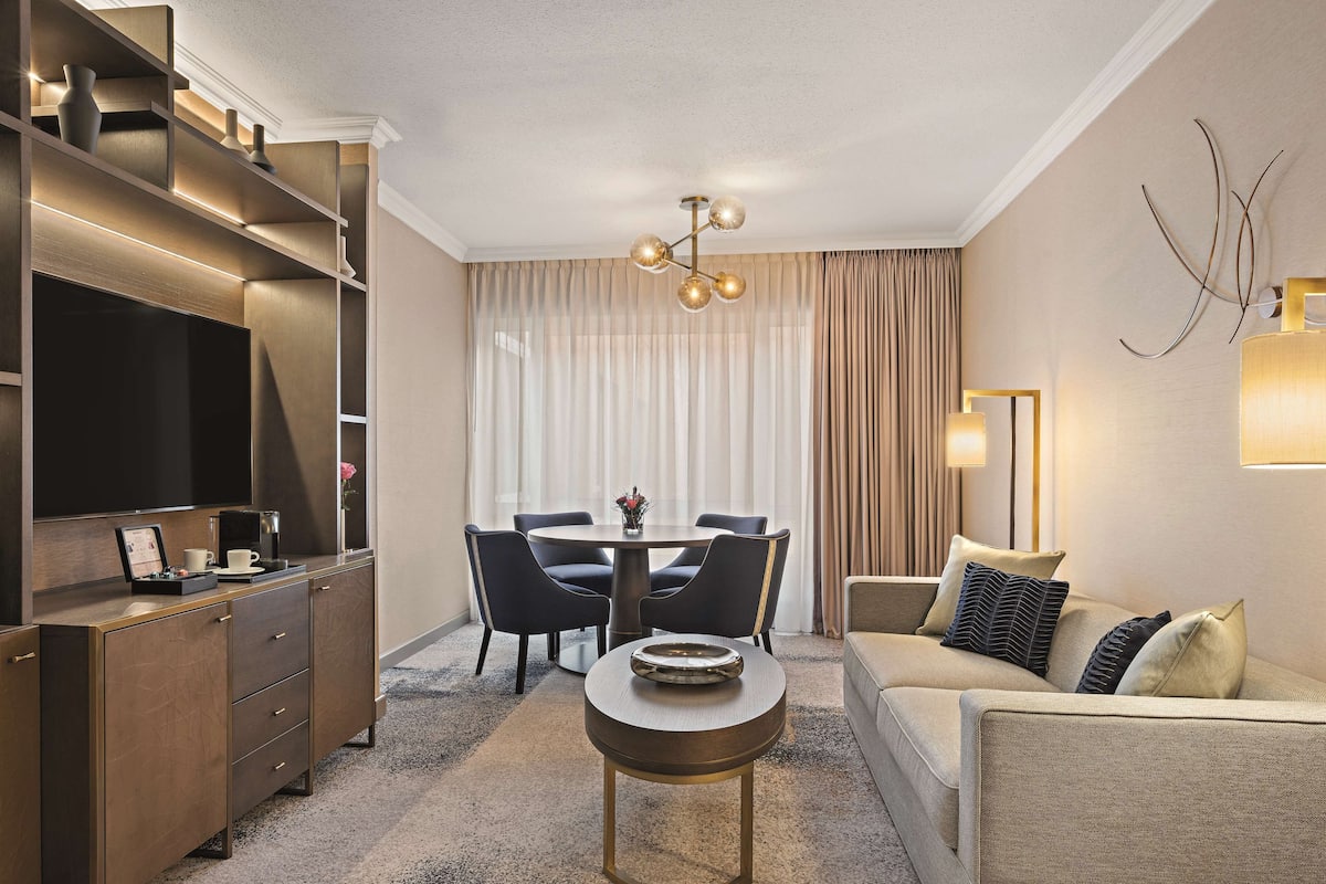 Junior-suite - 1 kingsize-seng | 1 soveværelse, allergivenligt sengetøj, pengeskab på værelset