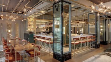 Phục vụ bữa trưa và bữa tối