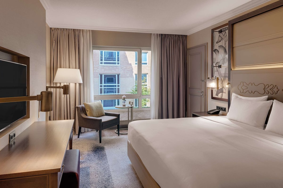 Executive Suite, 1 Katil Raja (King), Non Smoking | 1 bilik tidur, peralatan tempat tidur hipoalergenik