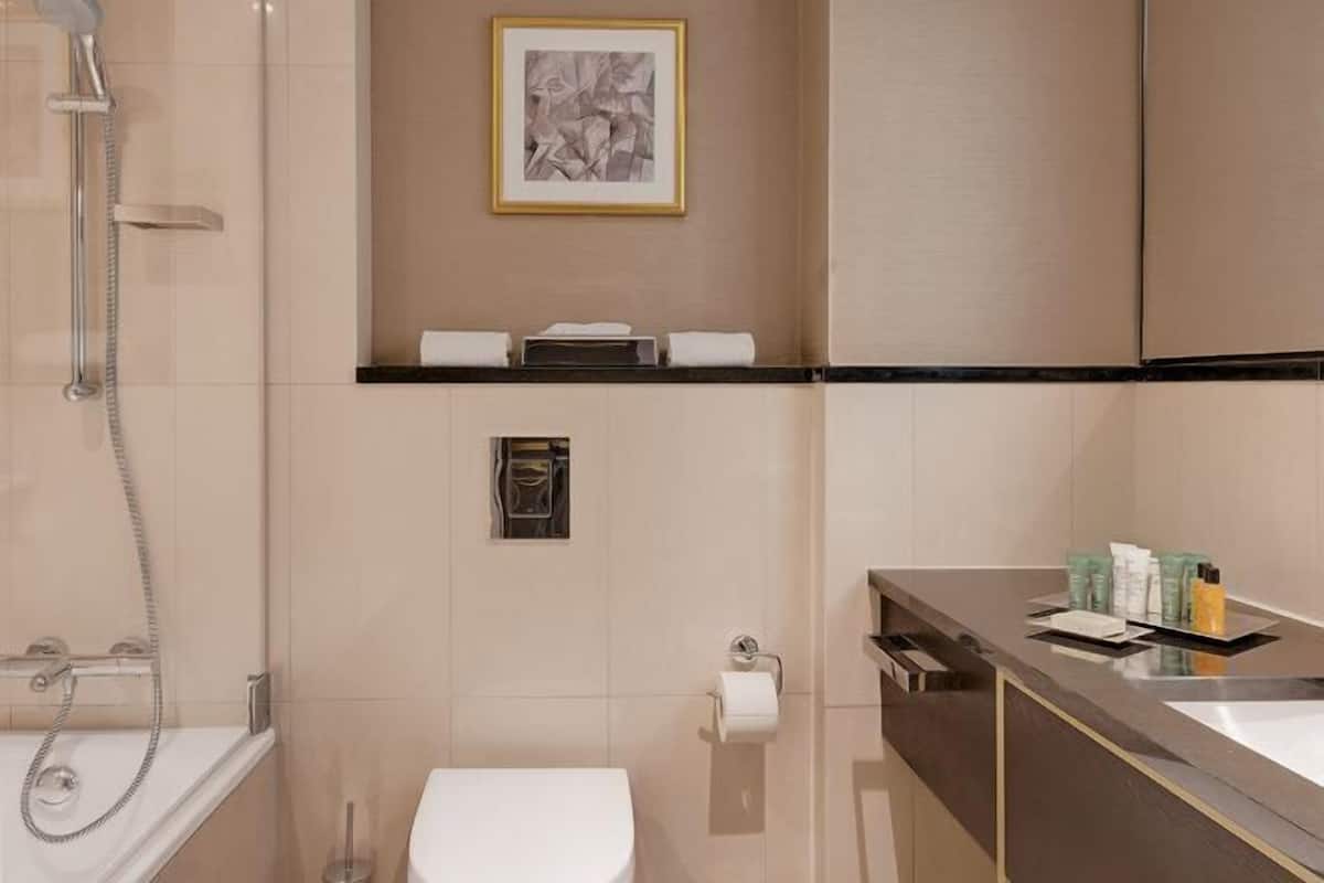 Kelengkapan dandanan diri percuma, pengering rambut, tuala disediakan