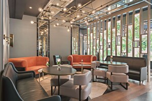 Serves lunch and dinner - Hilton Munich City (Munich)