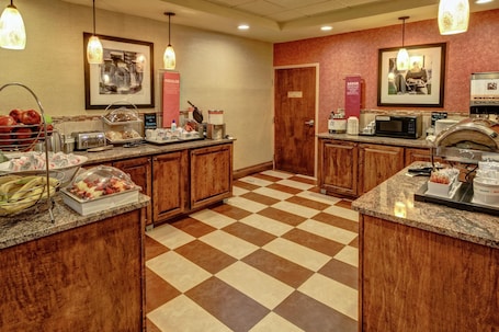 Free daily buffet breakfast . Hampton Inn Winchester