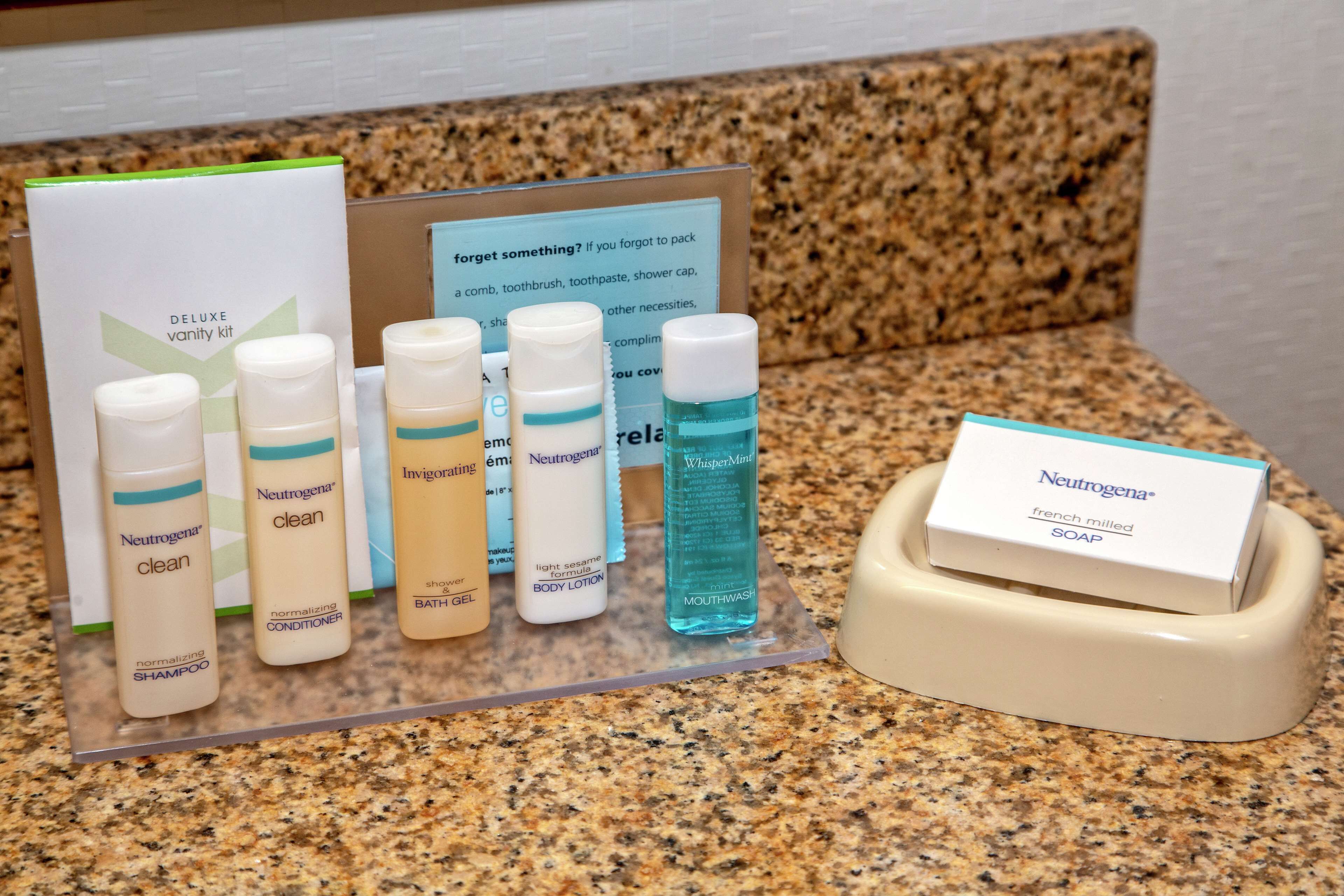 combined shower/bathtub, free toiletries, hair dryer