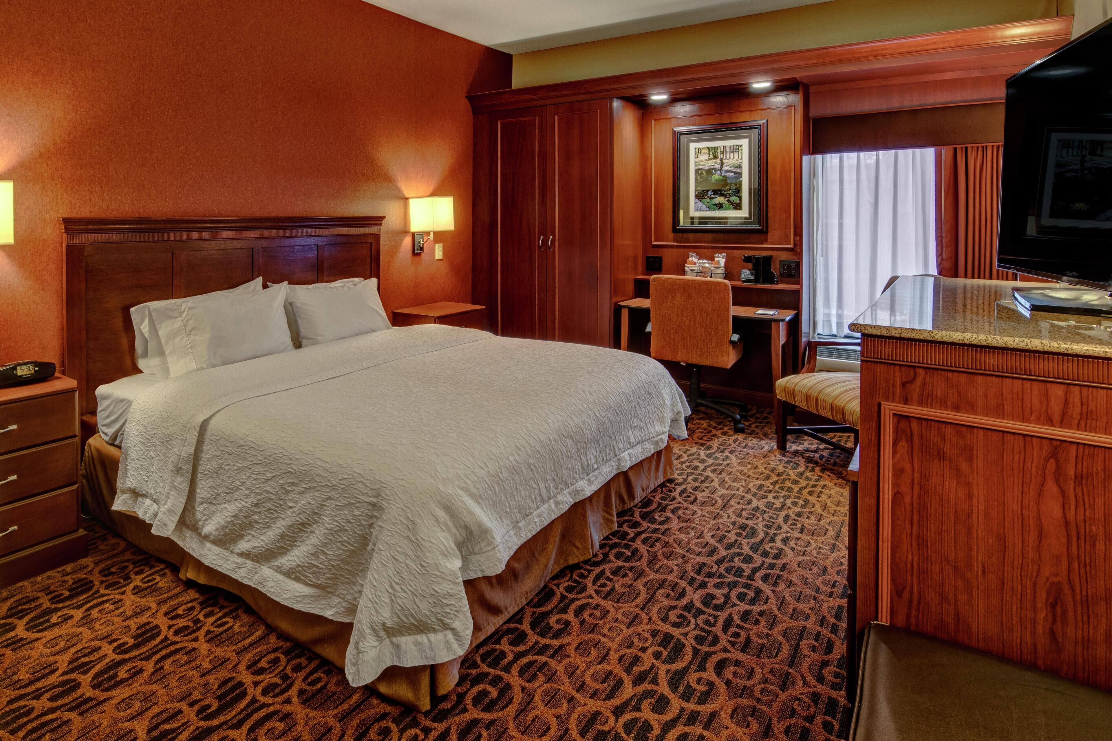 ห้องพัก, เตียงคิงไซส์ 1 เตียง, พร้อมสิ่งอำนวยความสะดวกสำหรับผู้พิการ, ปลอ ดบุหรี่ | เตียง Select Comfort, ตู้นิรภัยในห้องพัก, โต๊ะทำงาน