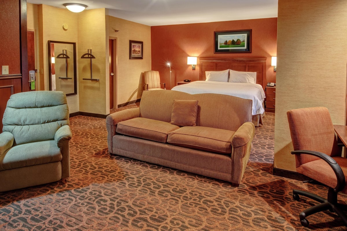 Colchones Select Comfort y caja de seguridad en la habitación