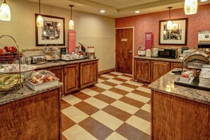 Free daily buffet breakfast  - Hampton Inn Winchester (Winchester)