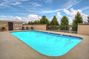 Seasonal outdoor pool - Hampton Inn Winchester (Winchester)