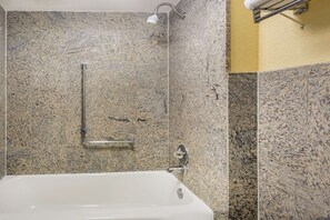 Suihkun ja ammeen yhdistelmä, sadesuihkupää, ilmaiset hygieniatuotteet