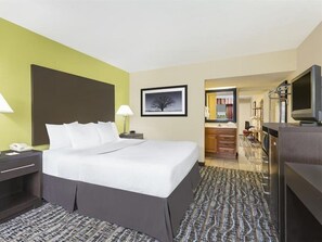 مكتب وستائر تعتيم ومكواة/لوح كي وأسرّة أطفال/رضّع (مجانًا)