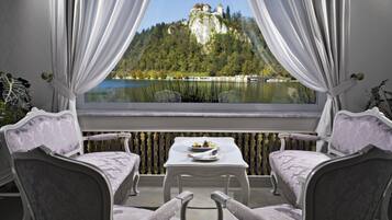 Suite – president, balkong, utsikt mot innsjø | Bar (på overnattingsstedet)