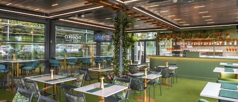 Petit déjeuner, déjeuner et dîner servis sur place