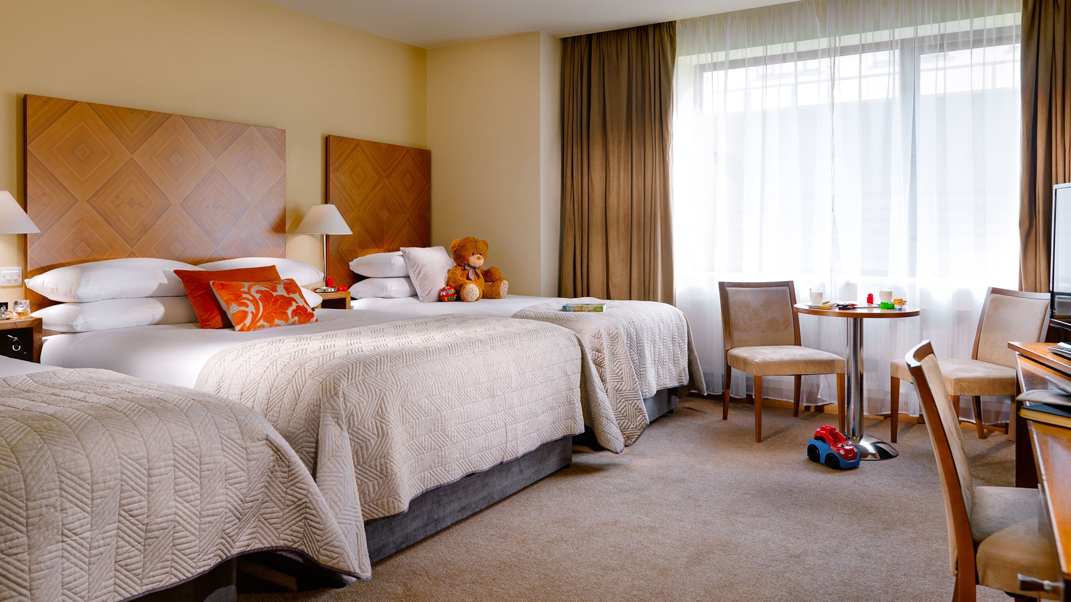 Habitación cuádruple clásica | Ropa de cama de alta calidad, caja fuerte, escritorio