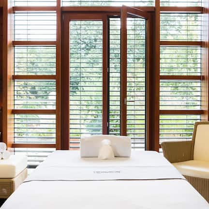 Couples treatment rooms, sauna, hot tub, steam room, body treatments