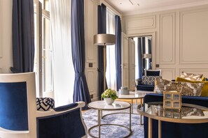 Premium Suite | 1 bedroom, premium bedding, minibar, in-room safe